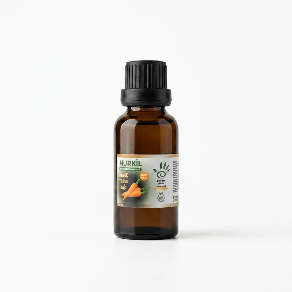 Nurkil %100 saf havuç tohumu yağı 20 ml amber cam şişe ve siyah damlalıklı kapak ürün fotoğrafı.