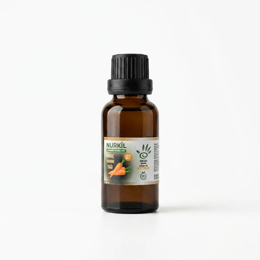 Nurkil %100 saf havuç tohumu yağı 20 ml amber cam şişe ve siyah damlalıklı kapak ürün fotoğrafı.